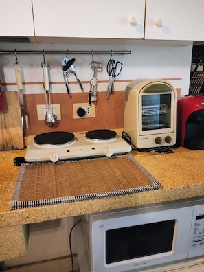 Cafetera y tetera, refrigerador, microondas y horno