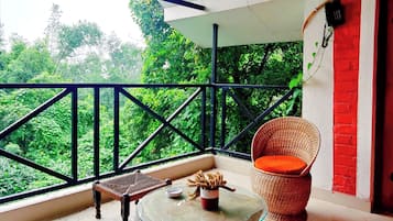Chambre Triple Familiale, vue jardin | Enceinte de l’hébergement