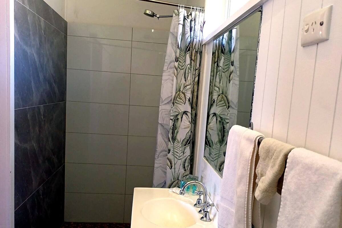 Ducha, artículos de tocador gratuitos, secador de pelo, toallas