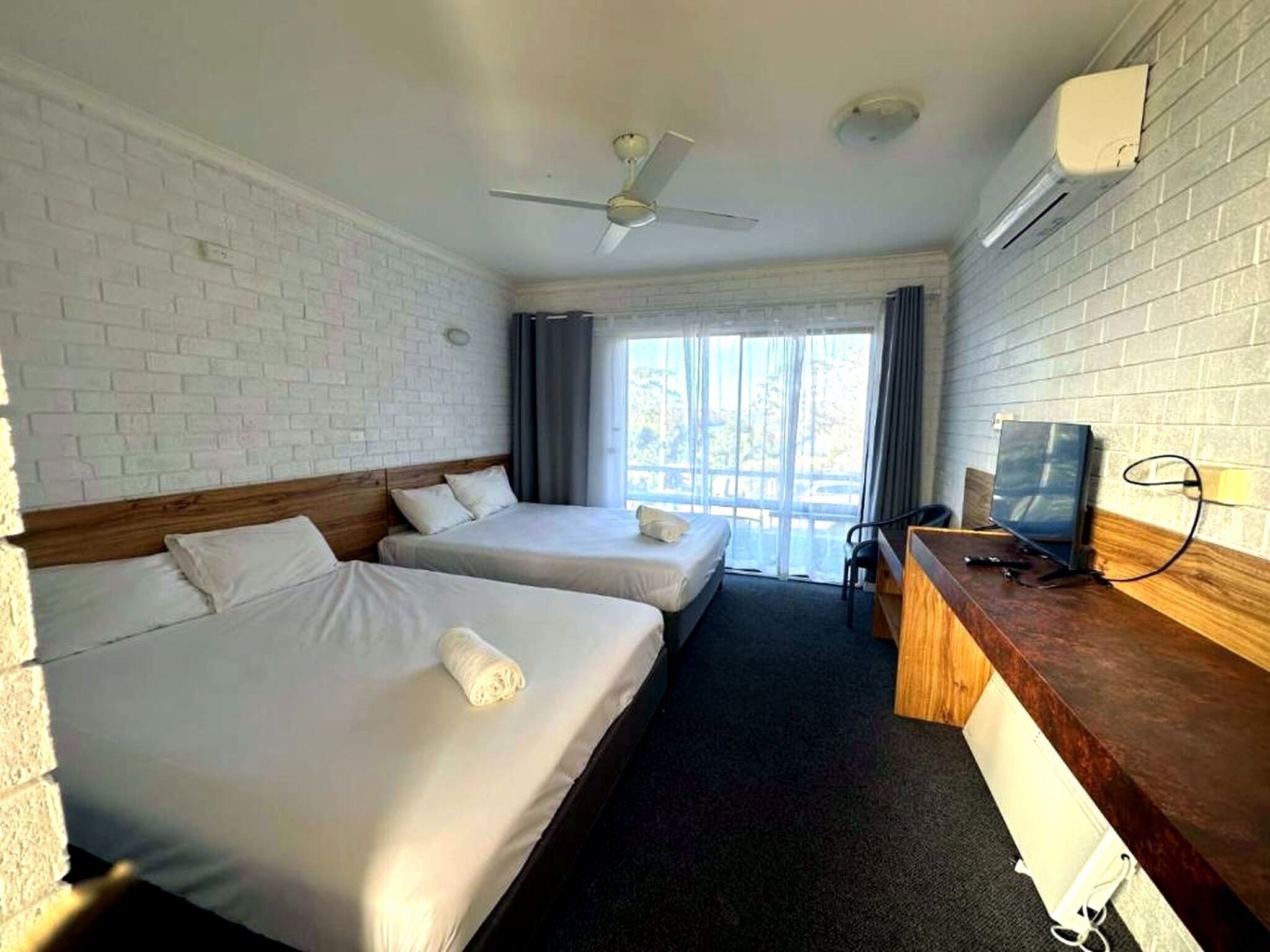 Family Room, Balcony | Desk, laptop workspace, iron/ironing board, WiFi (free)