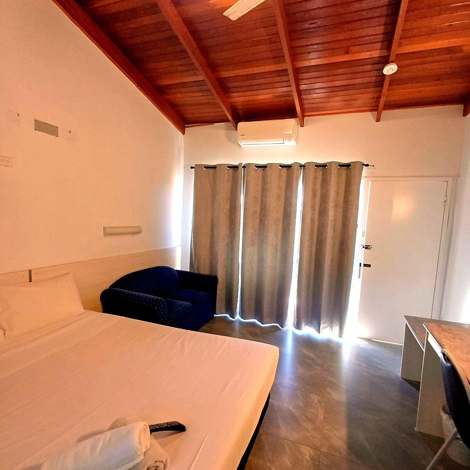 Standard Double Room, 1 Queen Bed, Non Smoking, Balcony | Desk, laptop workspace, iron/ironing board, WiFi (free)