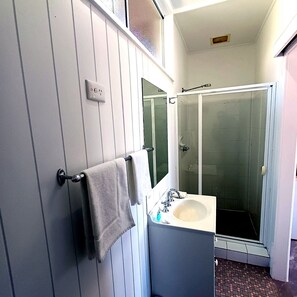 Shower, free toiletries, hair dryer, towels - Merimbula Coastline Motel (Merimbula)
