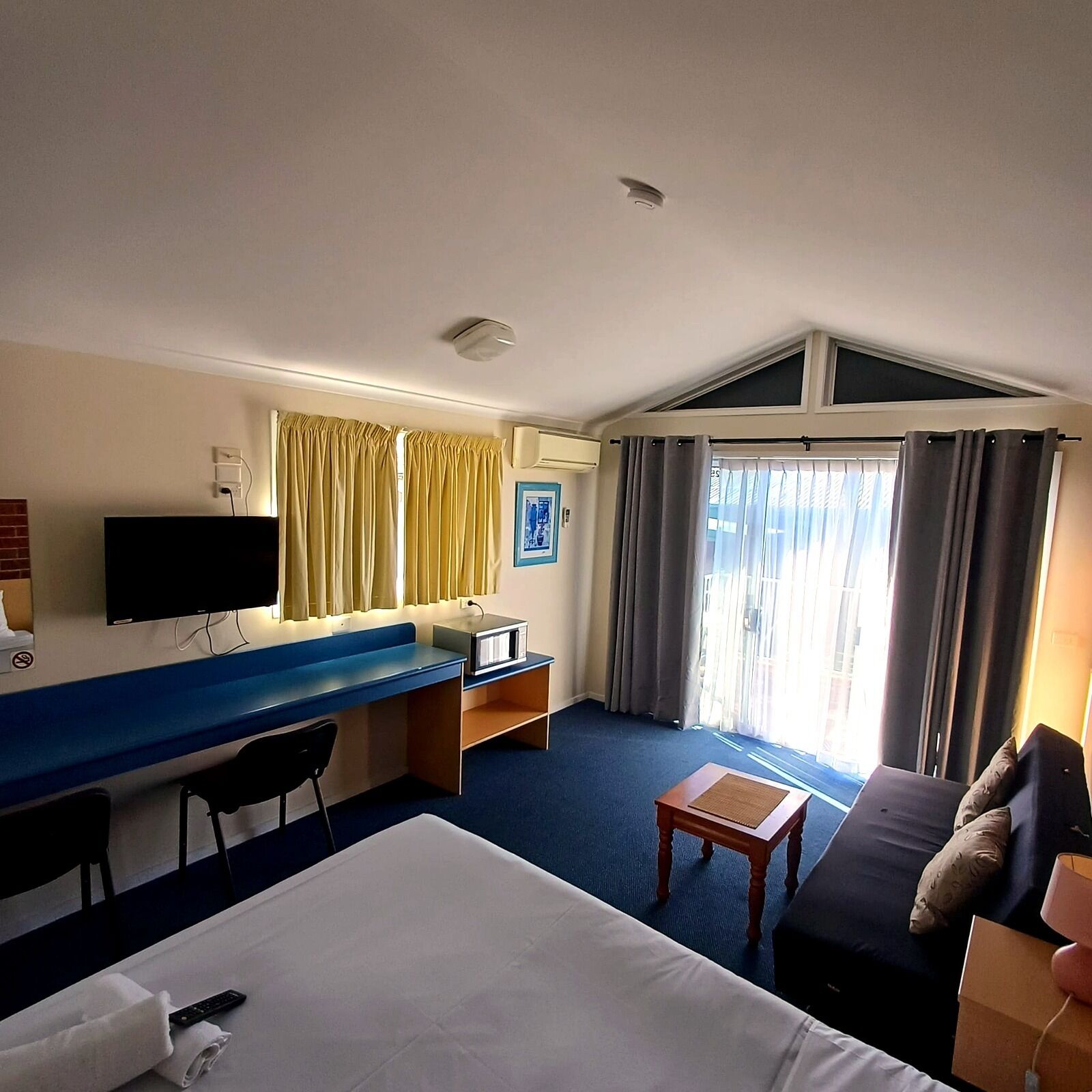 Deluxe Double Room, 1 Queen Bed, Non Smoking, Balcony | Desk, laptop workspace, iron/ironing board, WiFi (free)