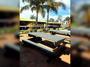 Outdoor dining - Merimbula Coastline Motel (Merimbula)