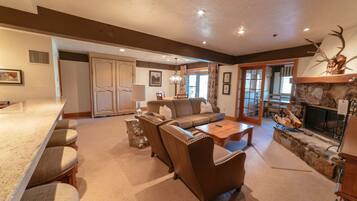 Suite, 2 Bedrooms | Living area