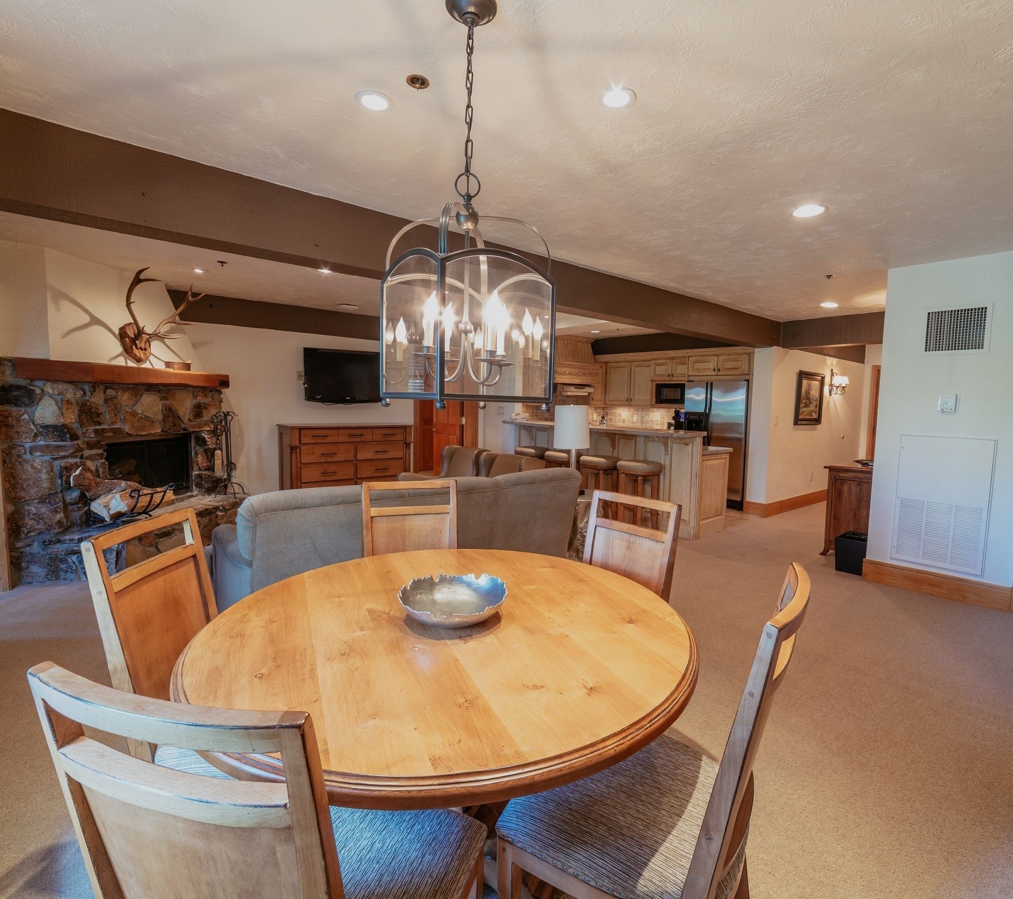 Suite, 2 Bedrooms | Dining