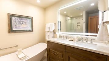 Suite, 2 Bedrooms | Bathroom | Towels