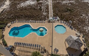 Ein Poolbereich mit mehreren Pools, Liegestühlen und einer zentralen Fontäne.