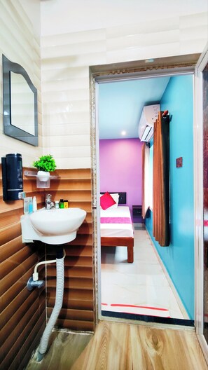 Deluxe Double Room | Bathroom | Shower, towels, soap, shampoo - Jo'stel Hotel Prerna Inn (Bolpur)