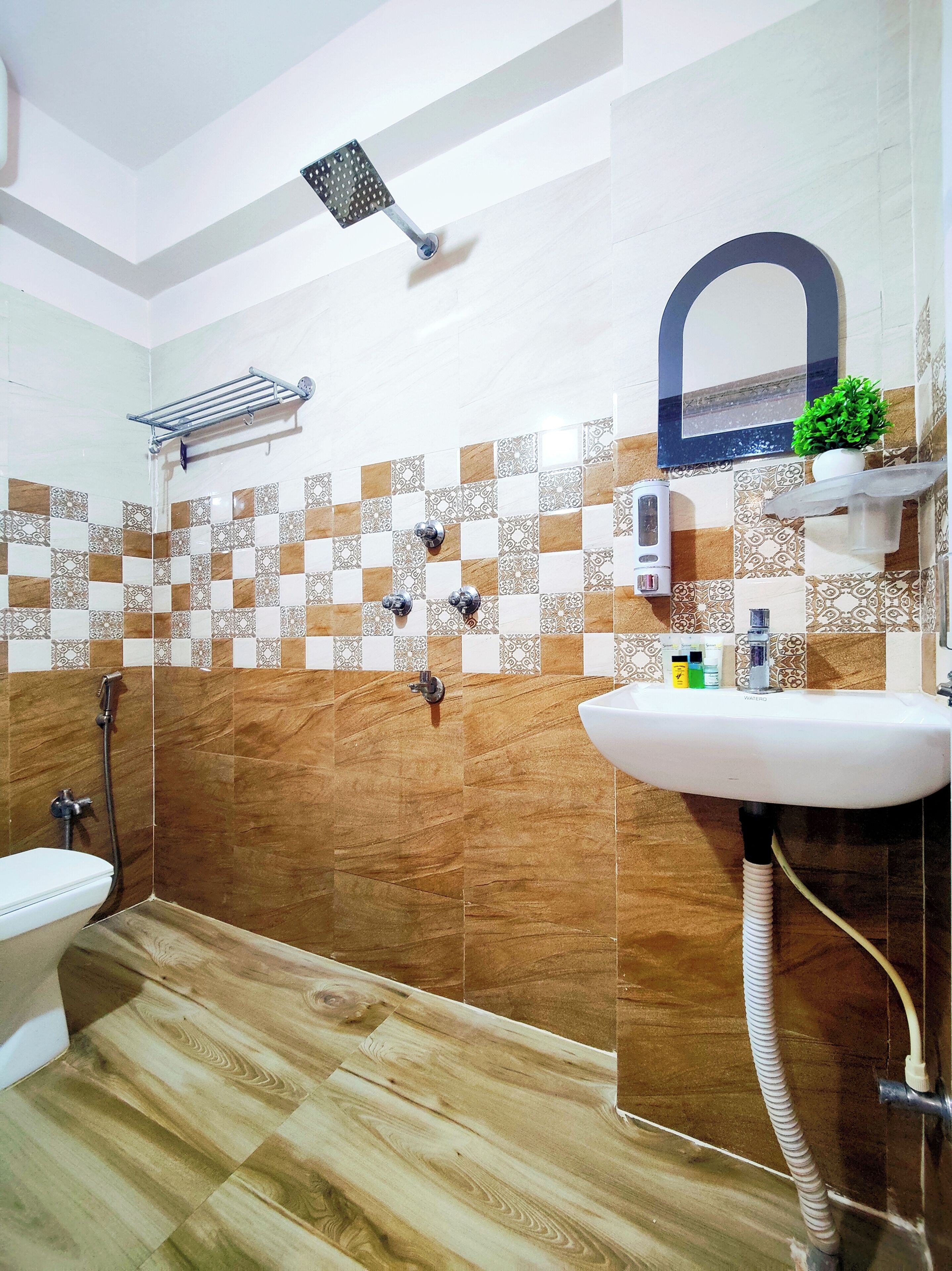 Habitación triple superior | Baño | Regadera, toallas, jabón, shampoo 