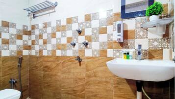 Habitación triple superior | Baño | Regadera, toallas, jabón, shampoo