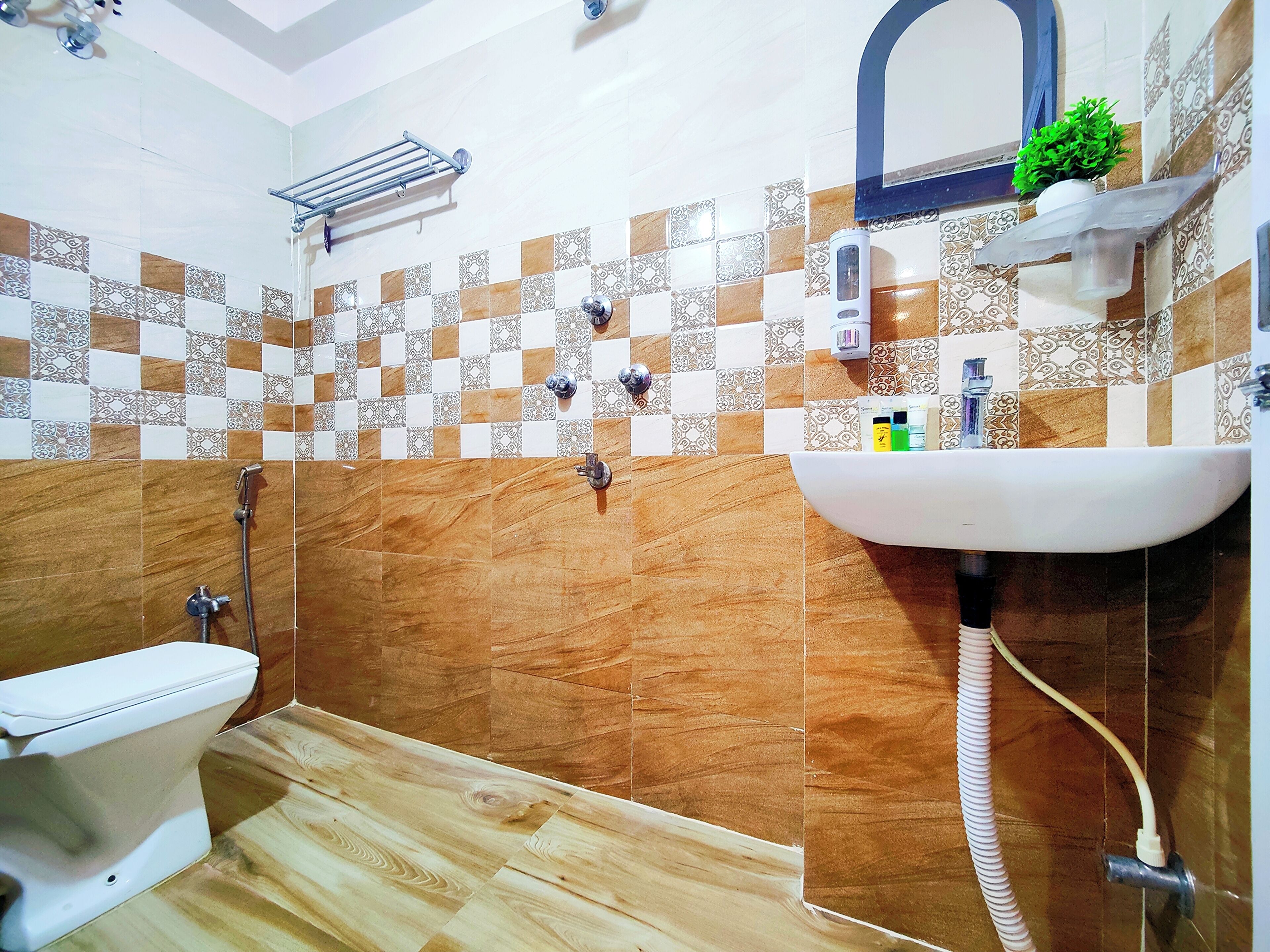 Quarto triplo superior | Banheiro | Chuveiro, toalhas de banho, sabonete, shampoo