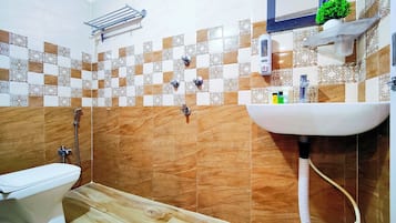 Quarto triplo superior | Banheiro | Chuveiro, toalhas de banho, sabonete, shampoo