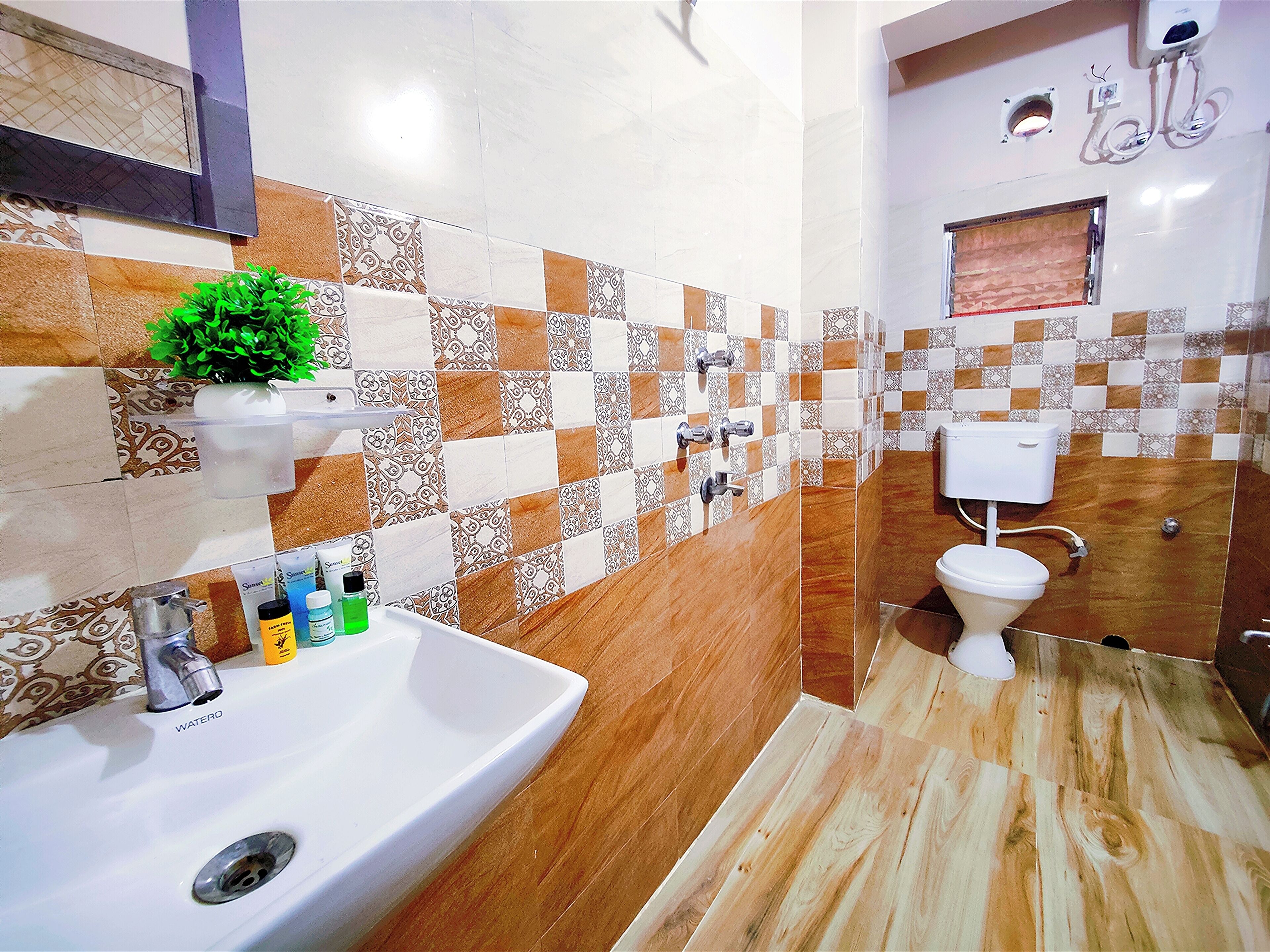 Family Studio | Bathroom | Shower, towels, soap, shampoo