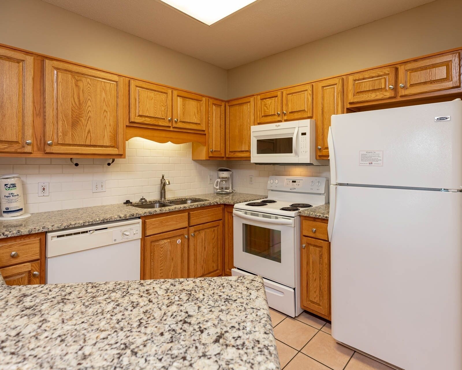 Coffee/tea maker, fridge, oven