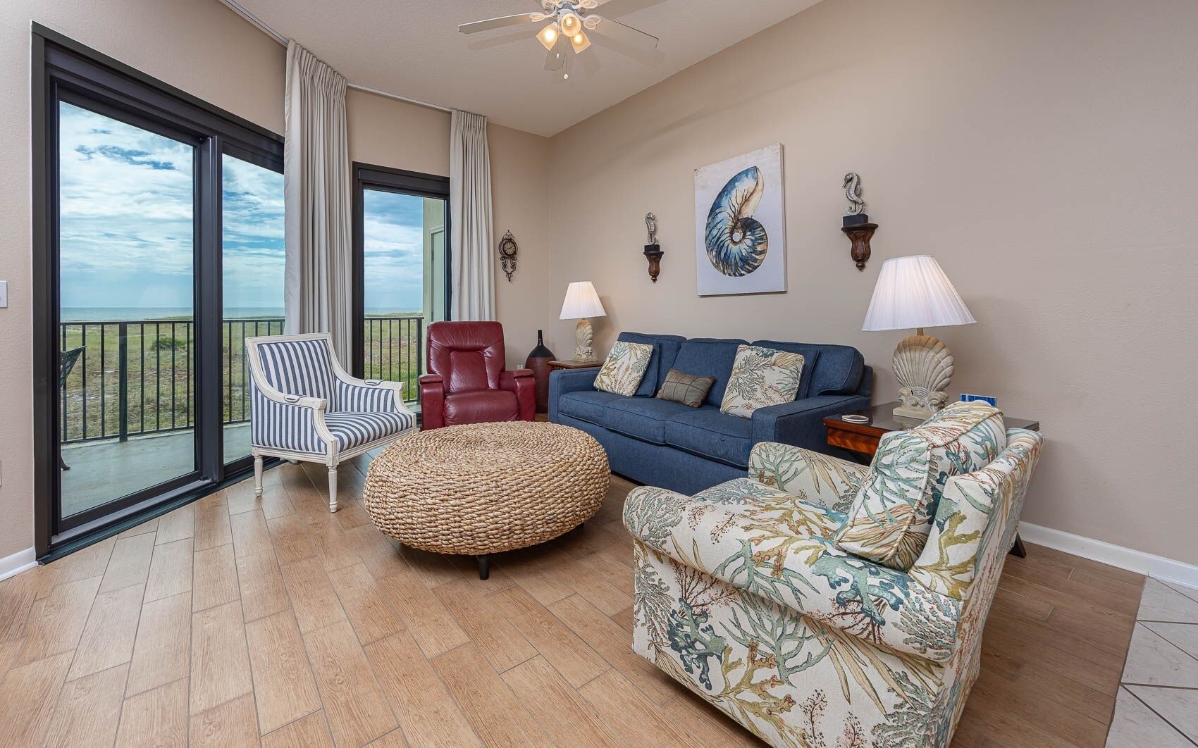 Condo, 3 Bedrooms | Ruang tamu