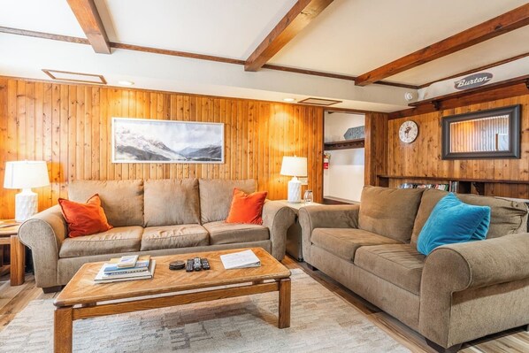 Living area - Pet Friendly! Summer Fun on Lake Basins Bike Path (Mammoth Lakes)