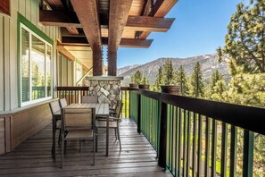 Outdoor dining - Juniper Springs Gem with Panoramic Mountain Views! (Mammoth Lakes)
