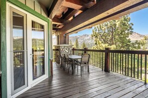 Outdoor dining - Juniper Springs Gem with Panoramic Mountain Views! (Mammoth Lakes)