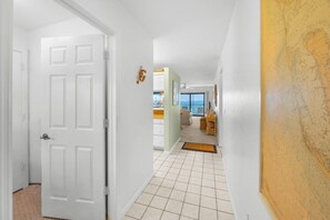 Condo, 2 phòng ngủ | Nội thất