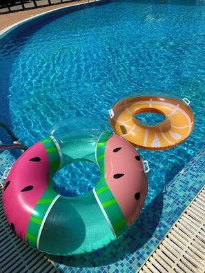 Seasonal outdoor pool - Blue Sky (Golem)