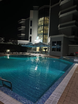 Seasonal outdoor pool - Blue Sky (Golem)