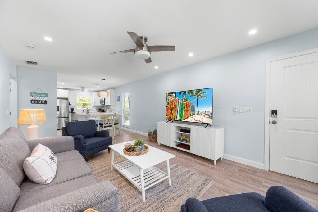 Condo, 2 Bedrooms | Living area
