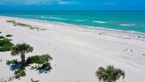 Una playa con arena blanca y agua cristalina.