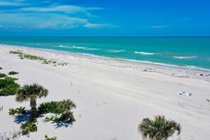 A beach with white sand and clear blue water. - Seashells Unit 32 2 Bedroom Condo (Sanibel)