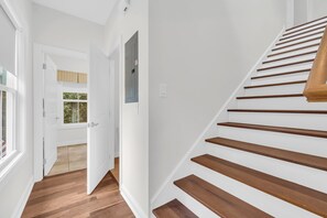 Eine Treppe mit Holzdielen und weißen Wänden.