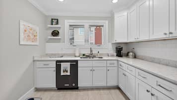 House, 3 Bedrooms | Private kitchen | Coffee/tea maker, fridge, oven, toaster