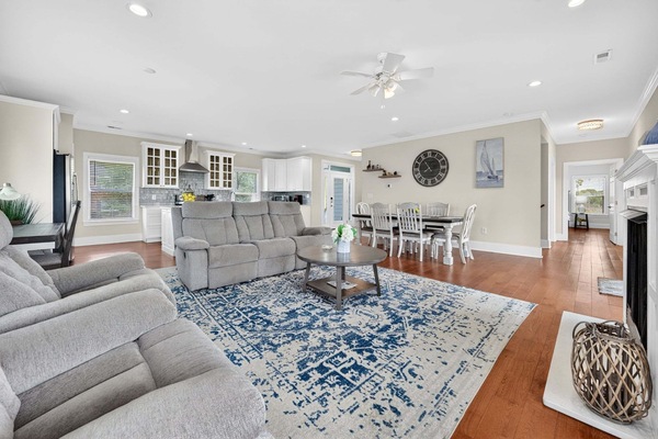 House, 4 Bedrooms | Living area | Smart TV