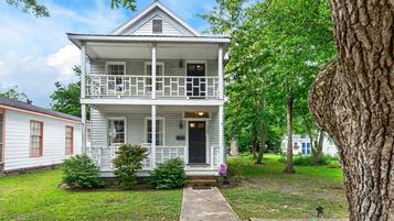 House, 2 Bedrooms | Exterior