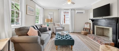Casa, 2 habitaciones | Área de sala de estar | Smart TV