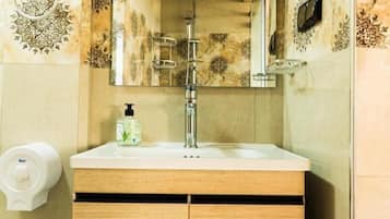 Doppia Deluxe, balcone, vista spiaggia | Bagno