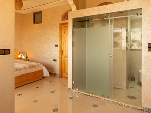 Deluxe Double Room, Balcony, Beach View | Bathroom