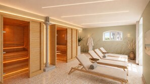 A spa room with wooden walls, a sauna, and three sun loungers. - THE MEADOW Gronau by Hackmann (Gronau (Westphalia))