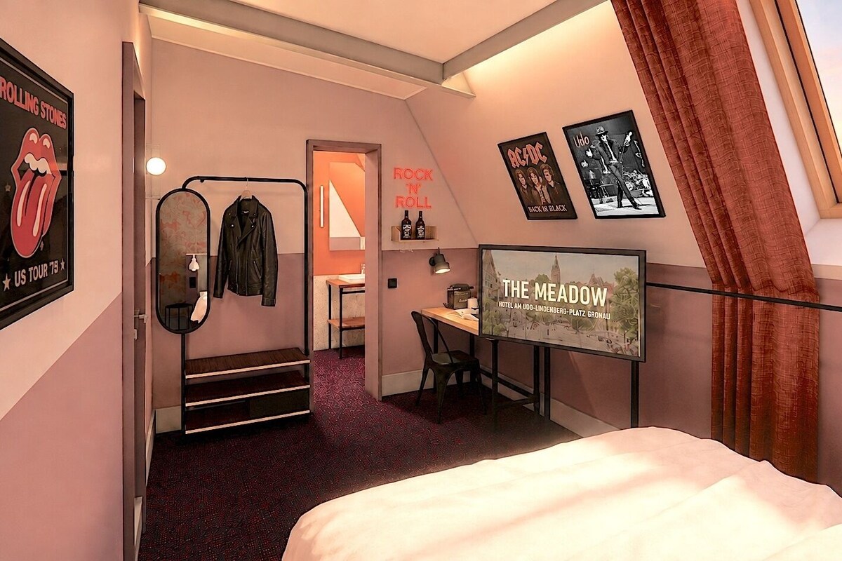 Comfort Double Room, City View | Hypo-allergenic bedding available, in-room safe, blackout drapes