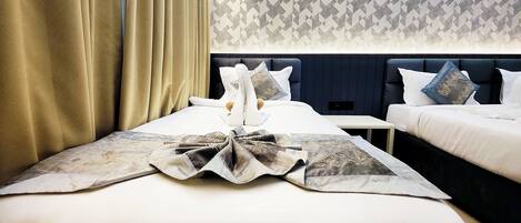 Ein Hotelzimmer mit Bett, Nachttisch und Beistelltisch.