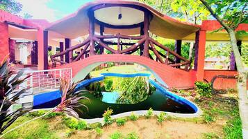 Una piscina techada, una piscina al aire libre