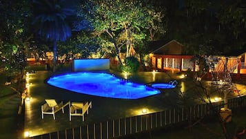 Piscina interna, piscina externa