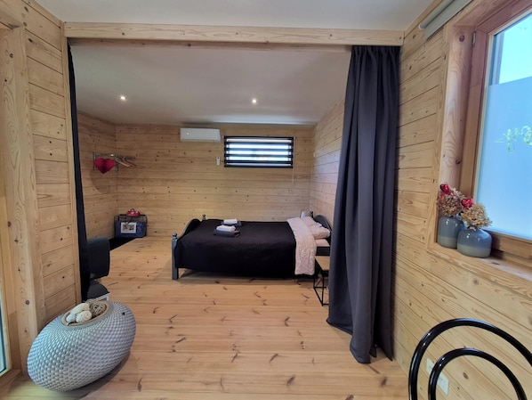 1 bedroom, bed sheets