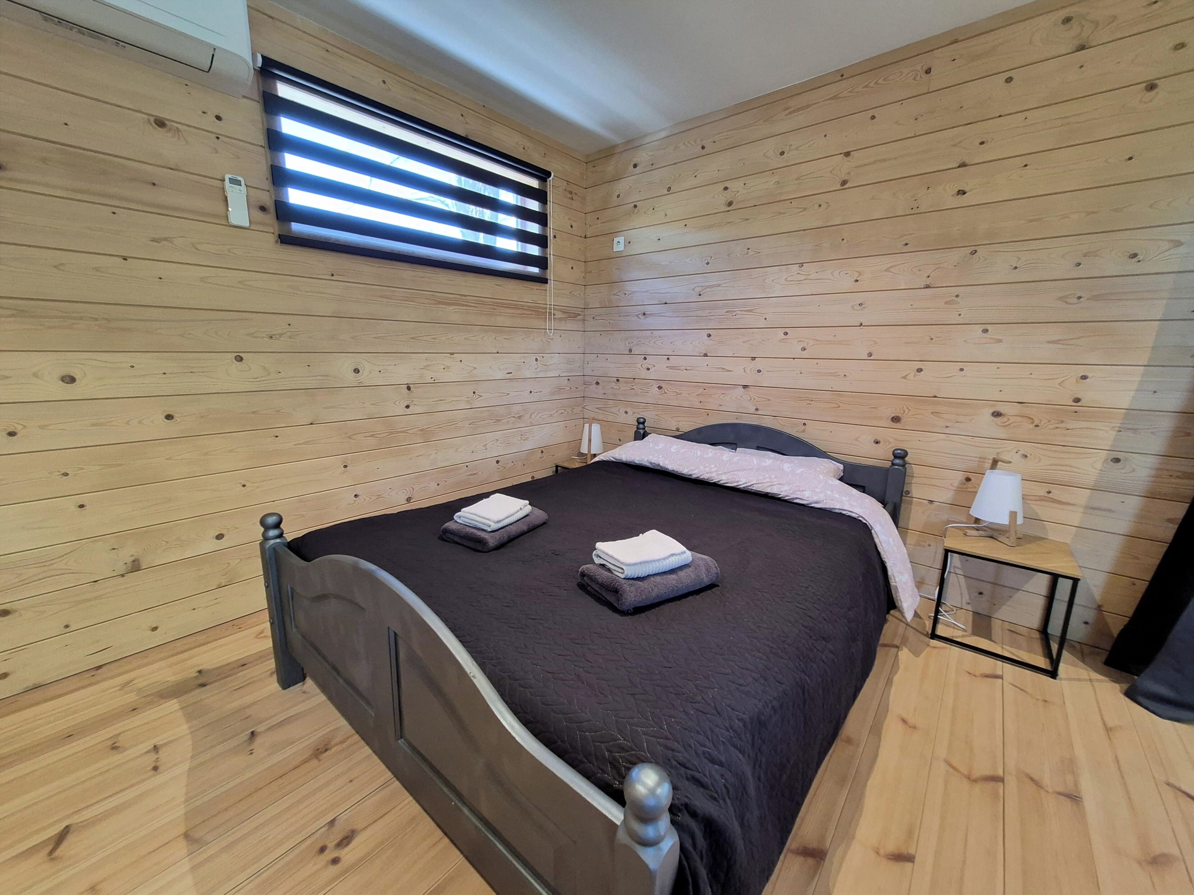 1 bedroom, bed sheets