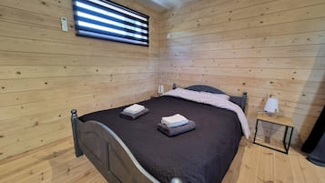 1 bedroom, bed sheets