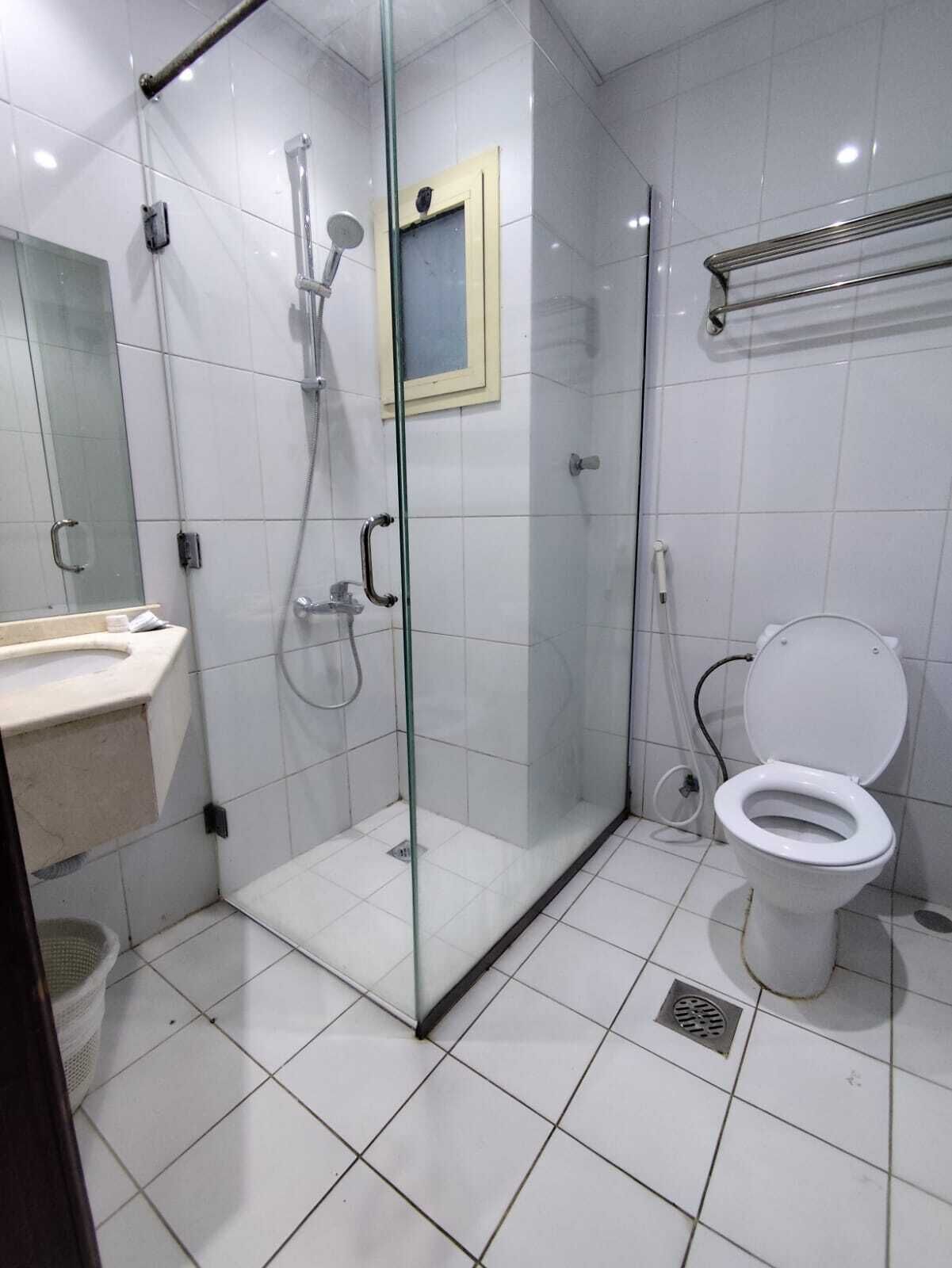 Ein modernes Badezimmer mit einer Duschkabine, einer Toilette und einem Waschbecken.