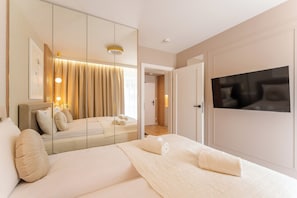 Apartamento Deluxe, baño privado, junto a la playa | Espacio para trabajar con un portátil y cortinas opacas