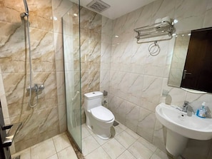 Een douche, gratis toiletartikelen, handdoeken, zeep