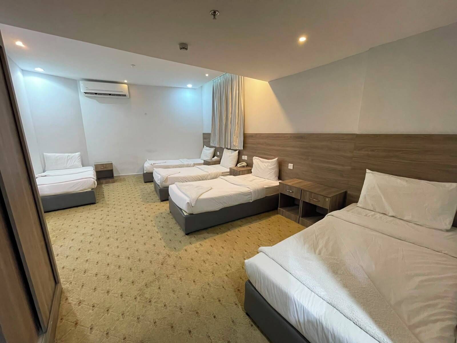 Room | Peti besi dalam bilik 