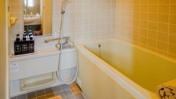 Quadruple Room | Bathroom | Towels, toilet paper