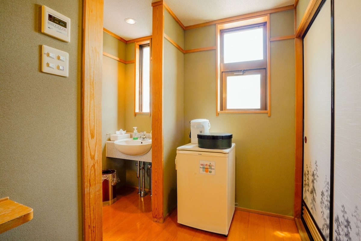 Towels, soap, shampoo, toilet paper